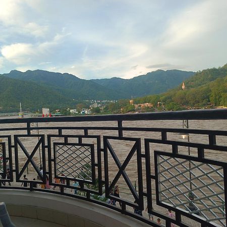 Hotel Prasanna Inn Risikés Kültér fotó