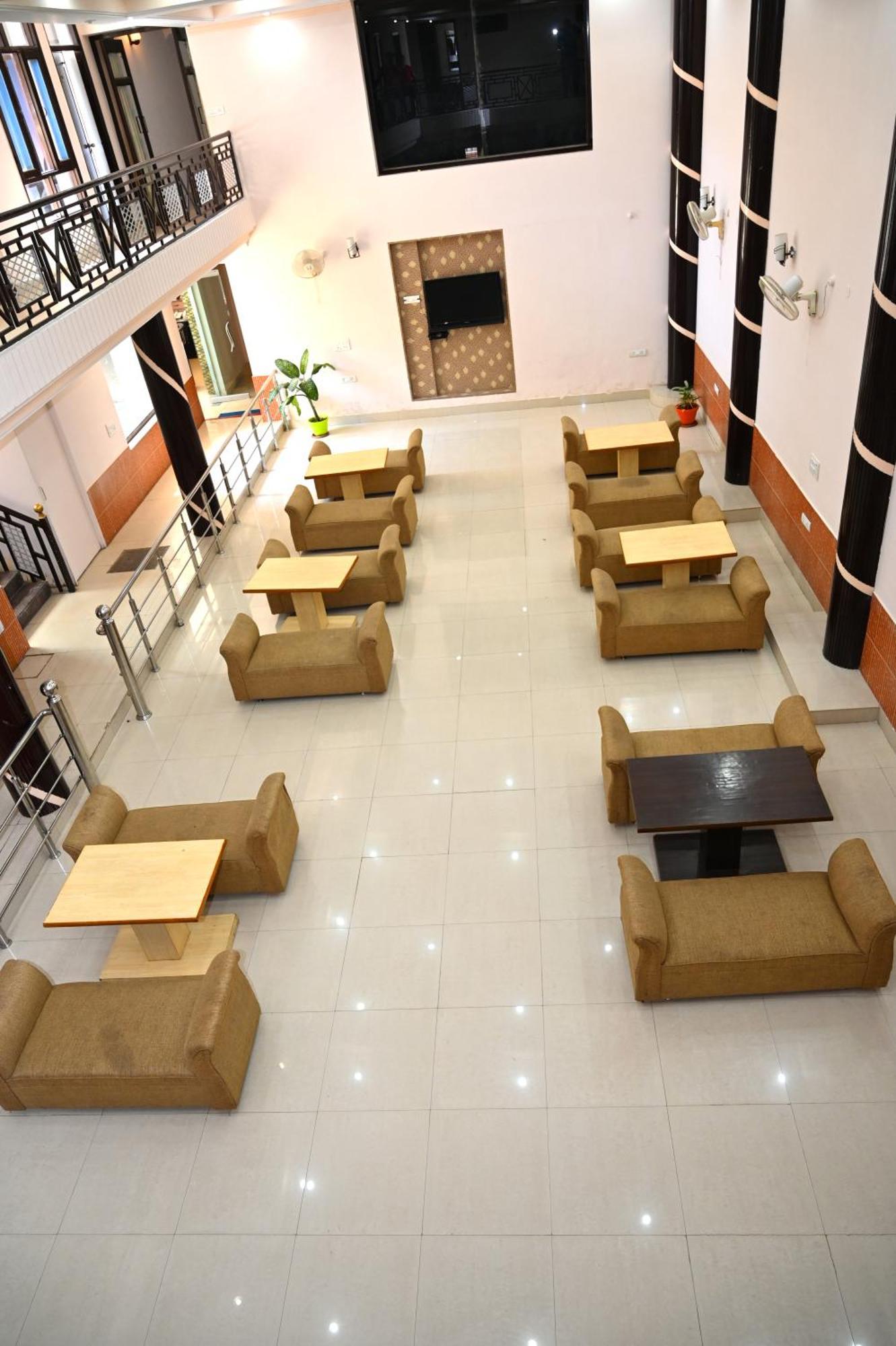 Hotel Prasanna Inn Risikés Kültér fotó