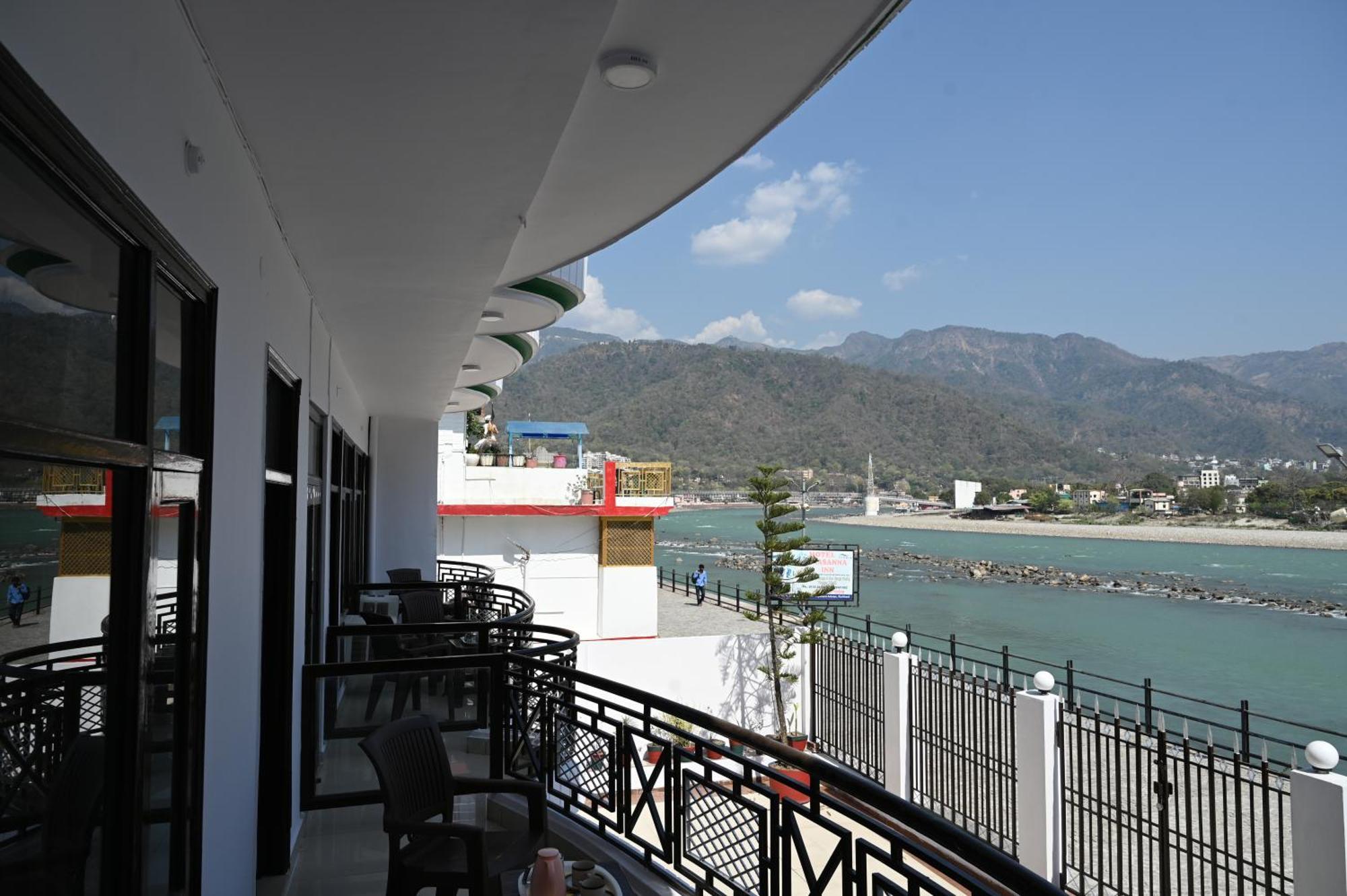 Hotel Prasanna Inn Risikés Kültér fotó