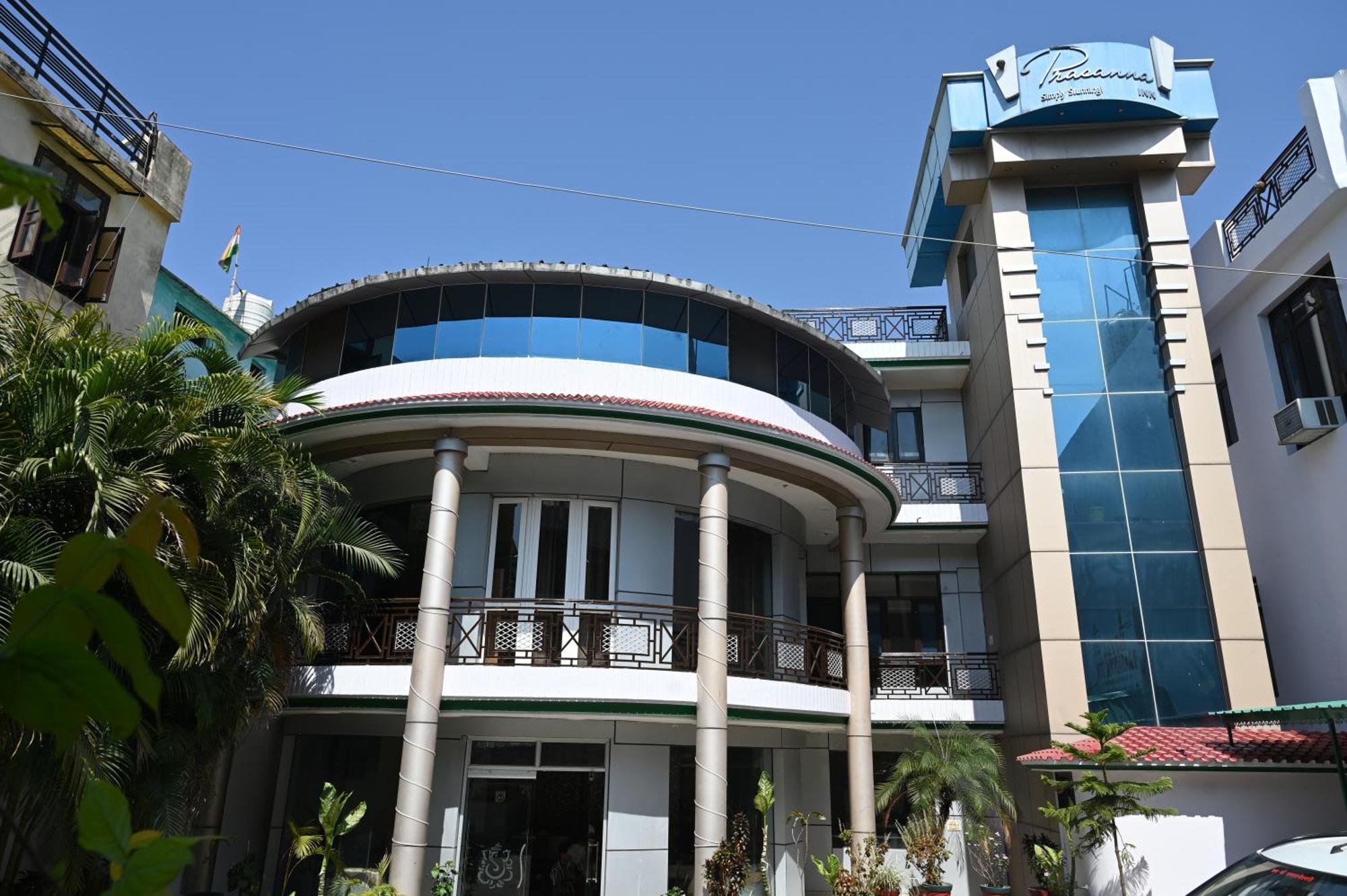 Hotel Prasanna Inn Risikés Kültér fotó